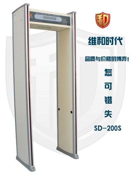 長春市安全高考過安檢門時(shí)有些小緊張