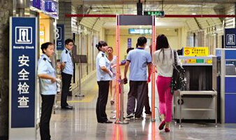 上海地鐵部分車站增設(shè)進(jìn)站安檢門(mén) 重點(diǎn)排查違禁品