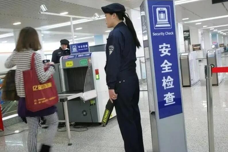 女性進入安檢門通道時，安檢員會感到尷尬嗎？過安檢的注意事項